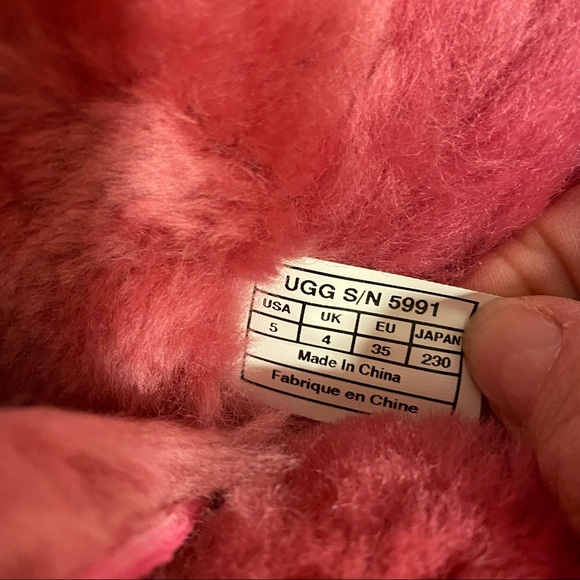 NEW Ugg Bailey Button Boot - HOT PINK - Size 5 - Picture 5 of 8